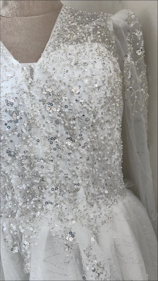 ️華やかに輝くロングトレーン付きゴージャスウェディングドレス