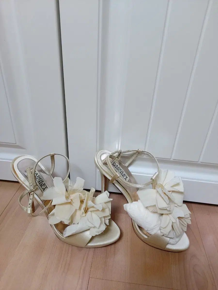 ベズリーミーシューカー ブライダルシューズ サテンサンダル ヒール 230 235