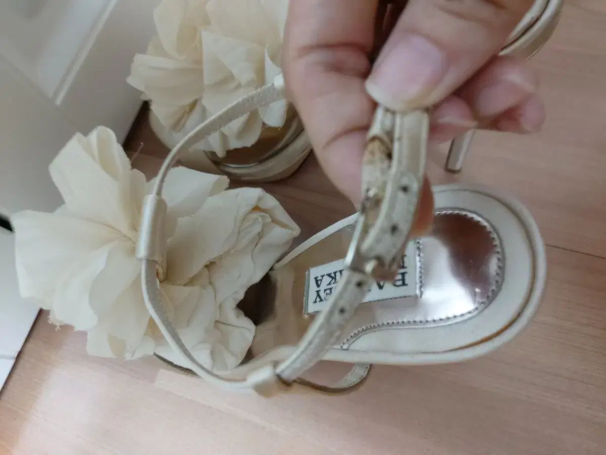 サテンサンダル