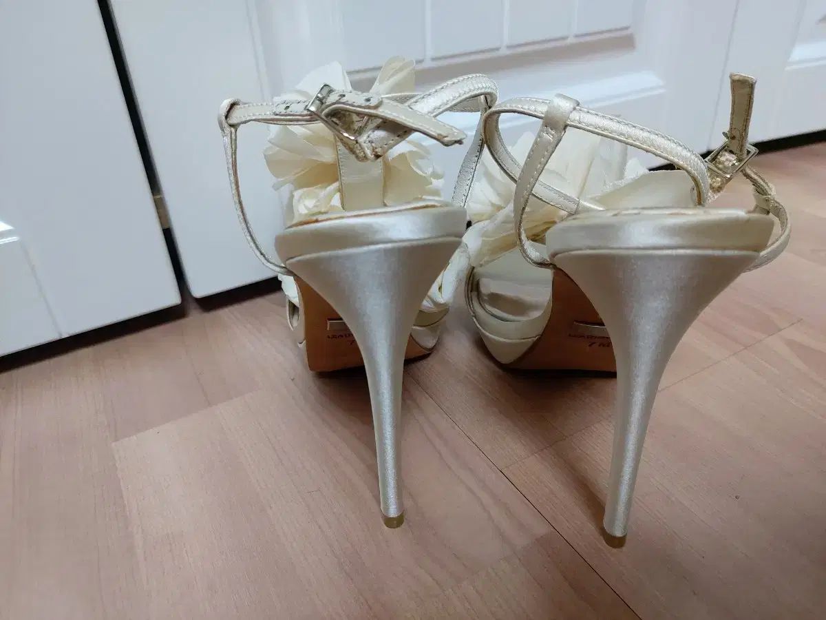  ベズリーミーシューカー ブライダルシューズ サテンサンダル ヒール 230 235 スニーカー 靴