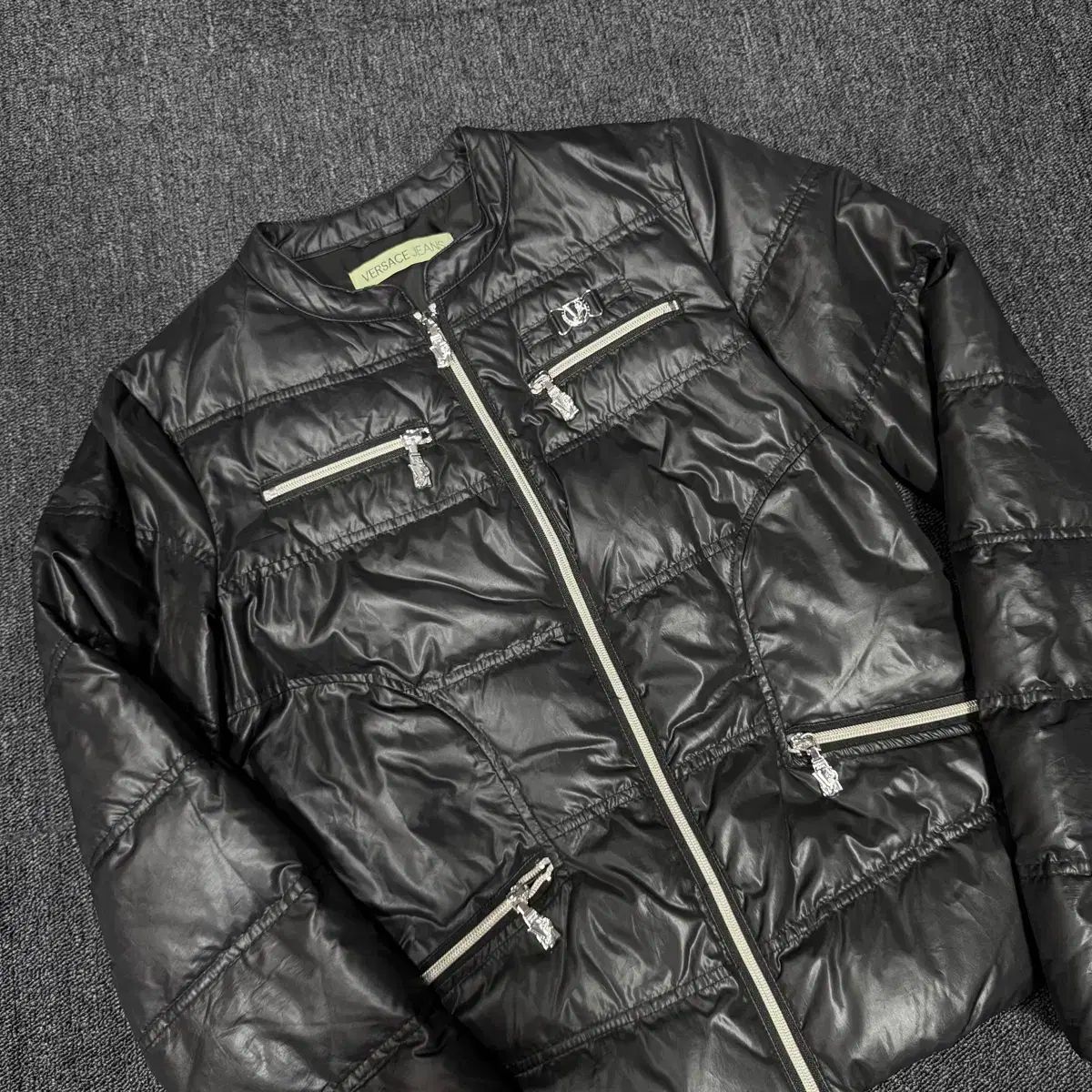 ヴェルサーチェ ジーンズ パファー ダウンジャケット