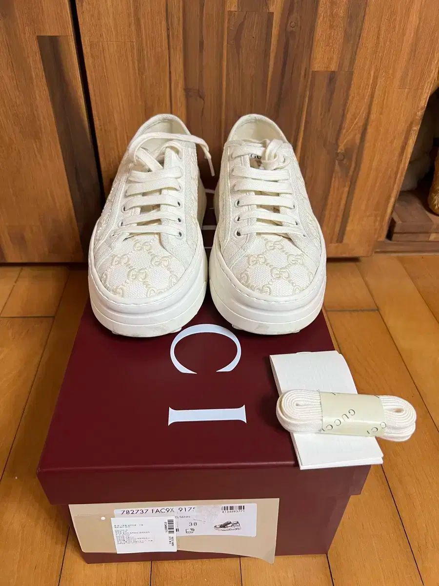 グッチ テニス 1977 レディース スニーカー 白 ほぼ