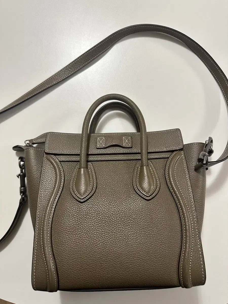 セリーヌ ナノ ラゲージバッグ 修理