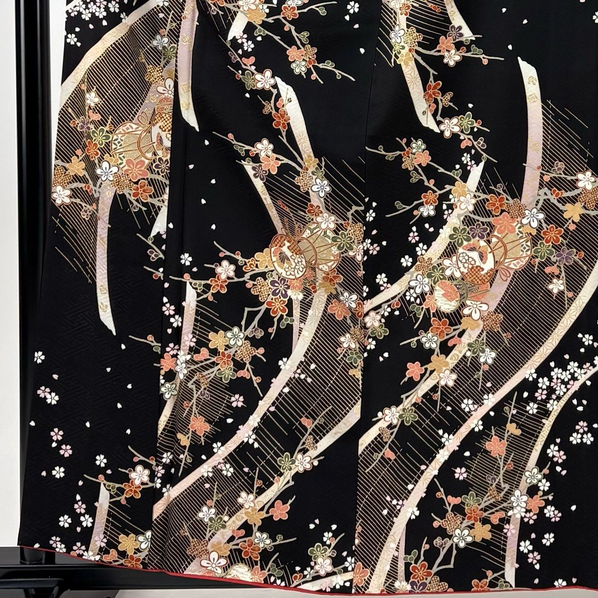 小紋 身丈160cm 裄丈65cm M 袷 やまと 鼓 枝梅 金彩 黒 正絹 秀品