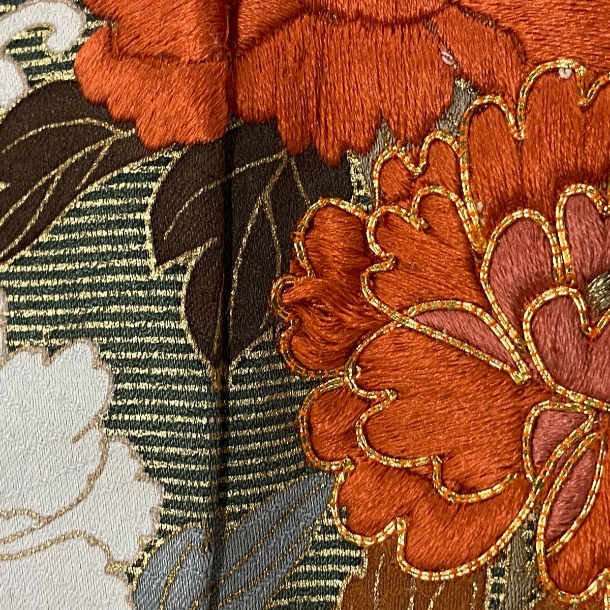 訪問着 身丈163.5cm 裄丈65.5cm M 袷 牡丹 建物 刺繍 金糸 灰緑 正絹