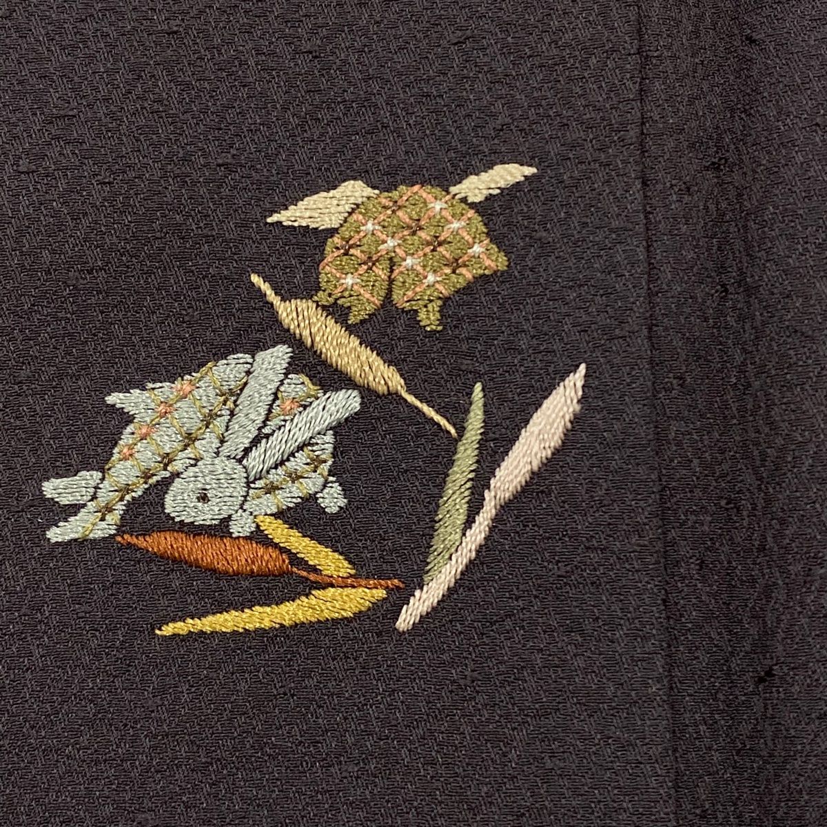 小紋 身丈162cm 裄丈66.5cm M 袷 やまと うさぎ 葉柄 刺繍 金糸 墨色