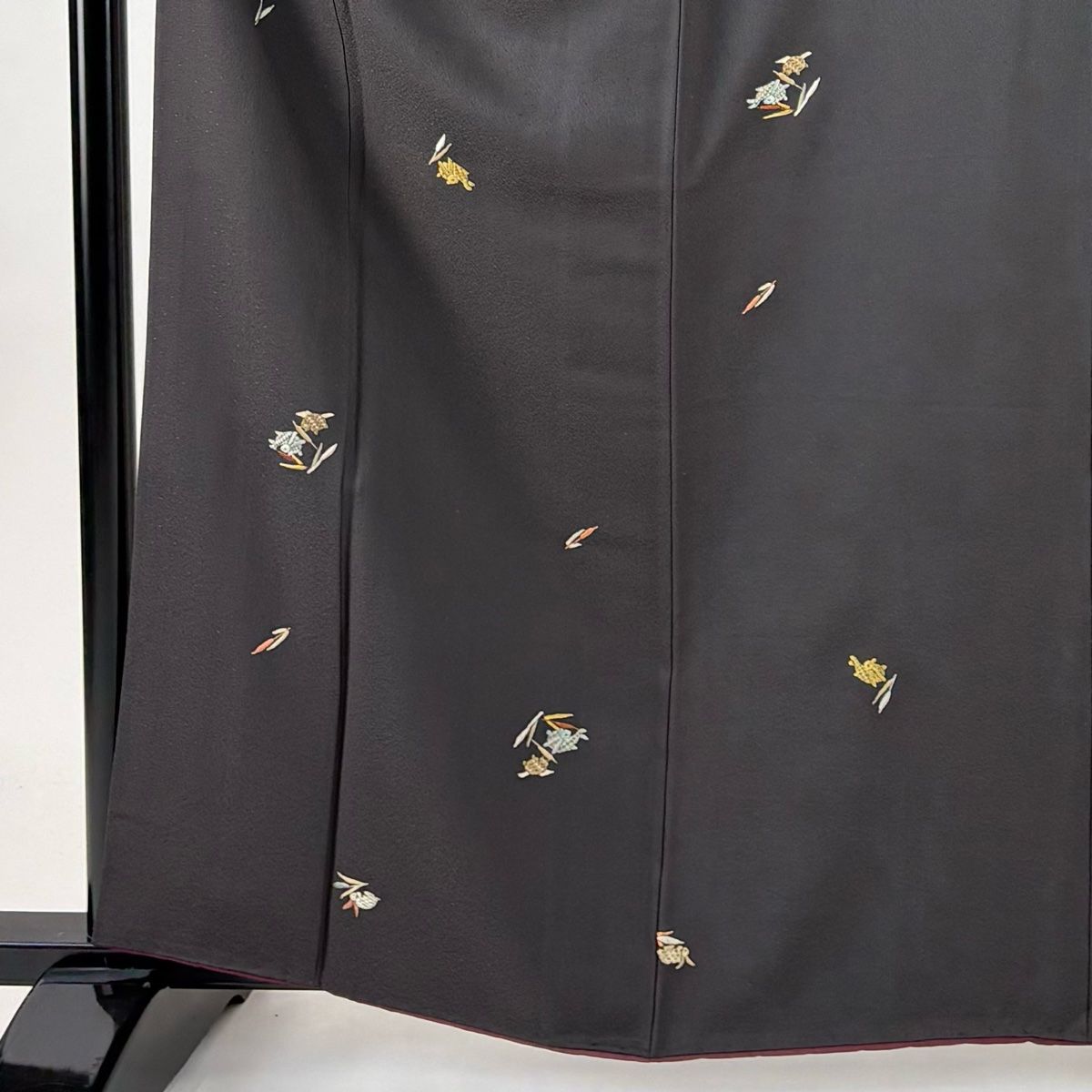 小紋 身丈162cm 裄丈66.5cm M 袷 やまと うさぎ 葉柄 刺繍 金糸 墨色