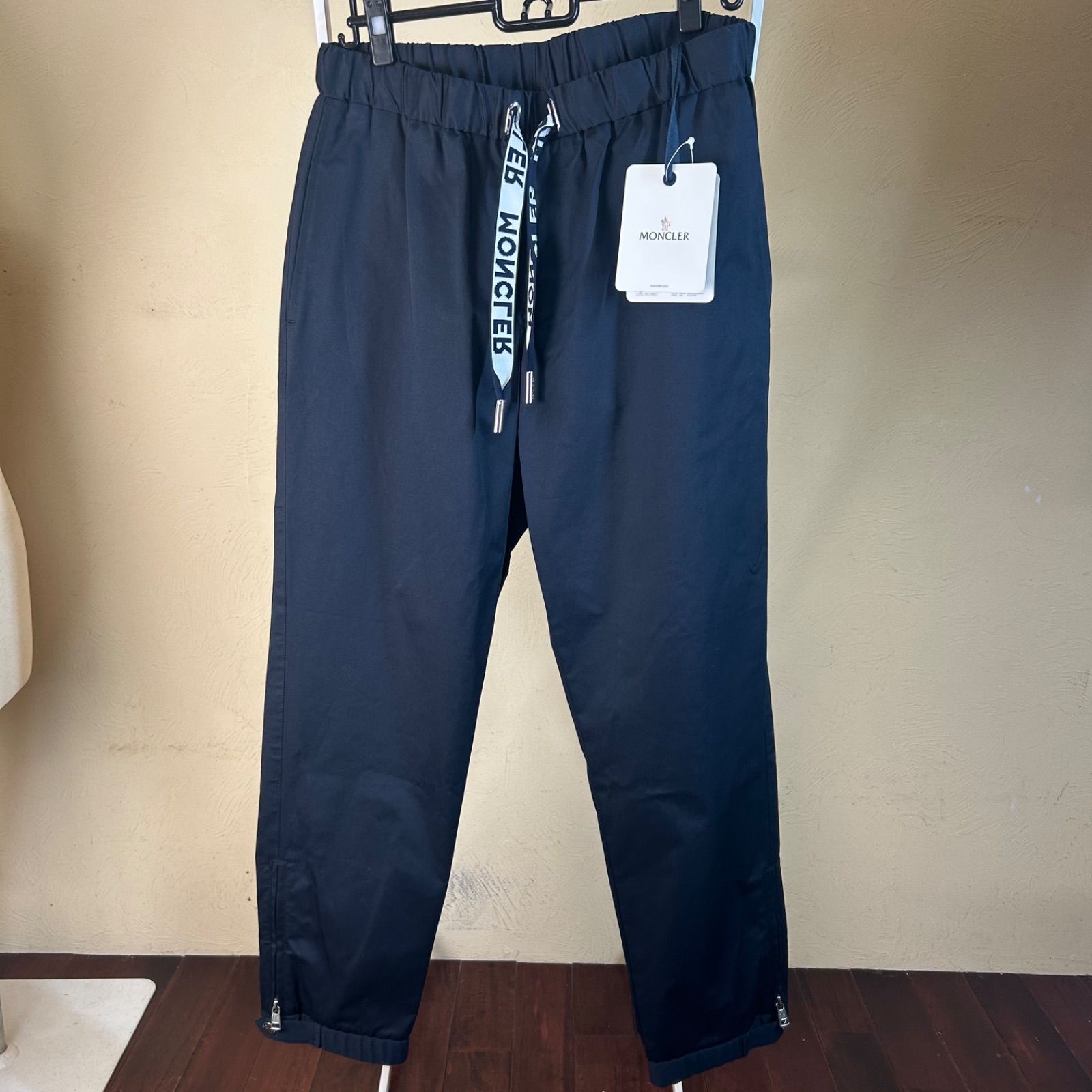 激 ♥ MONCLER モンクレール23SS PANTALONE SPORTIVO ワッペンコットンパンツ ネイビー 48