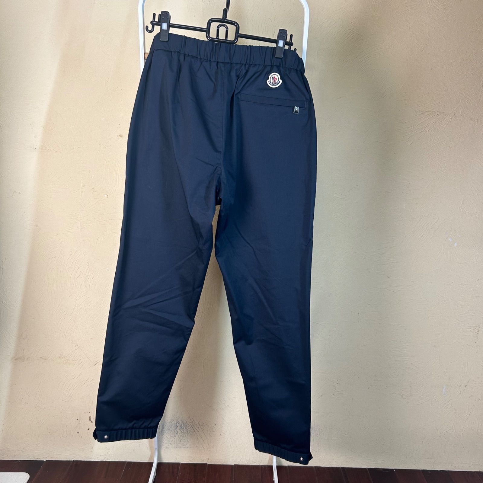 激 ♥ MONCLER モンクレール23SS PANTALONE SPORTIVO ワッペンコットンパンツ ネイビー 48
