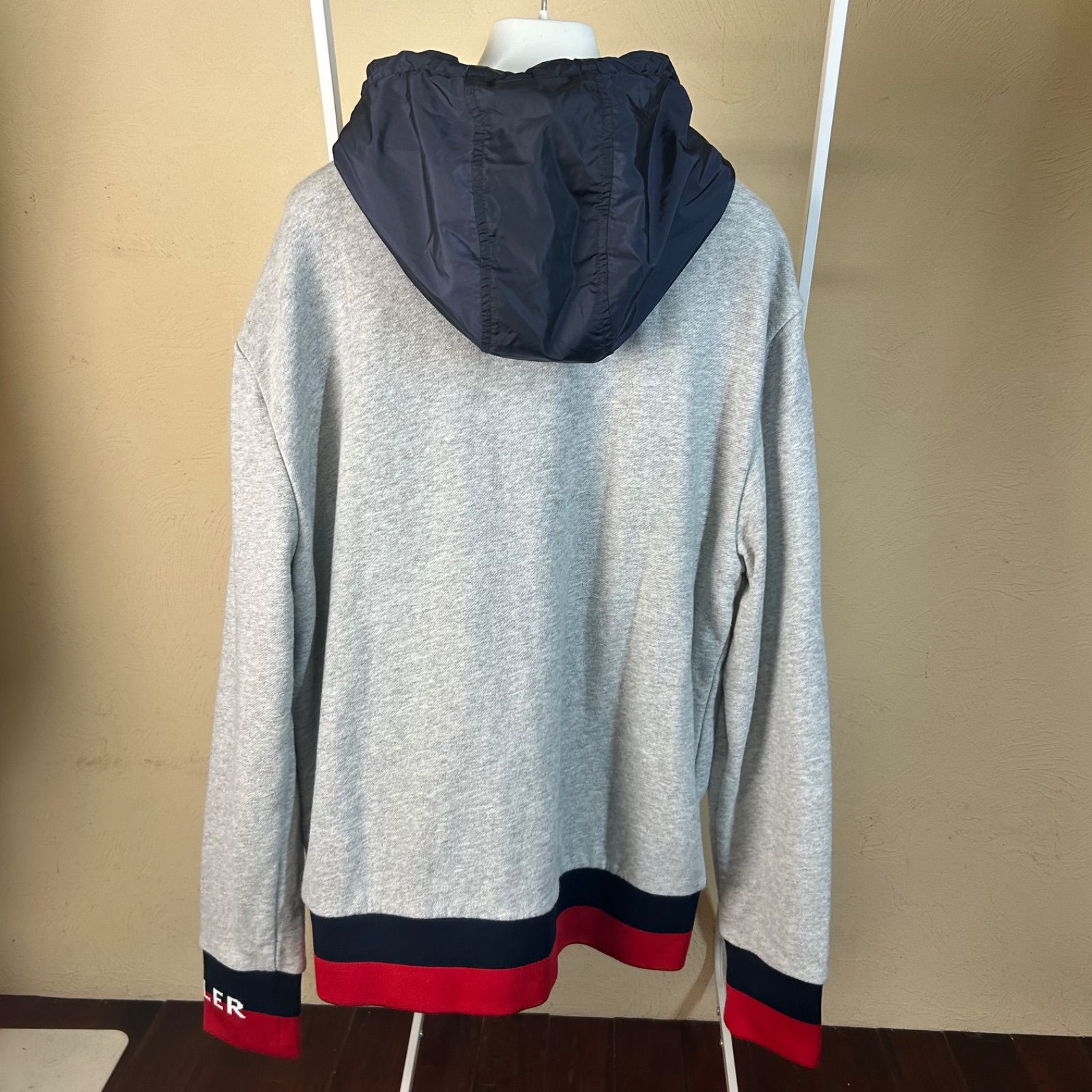 【美品レア】 モンクレール MONCLER ジップアップ パーカー切り替えグレー 美品レア】 モンクレール MONCLER ジップアップ パーカー切り替え