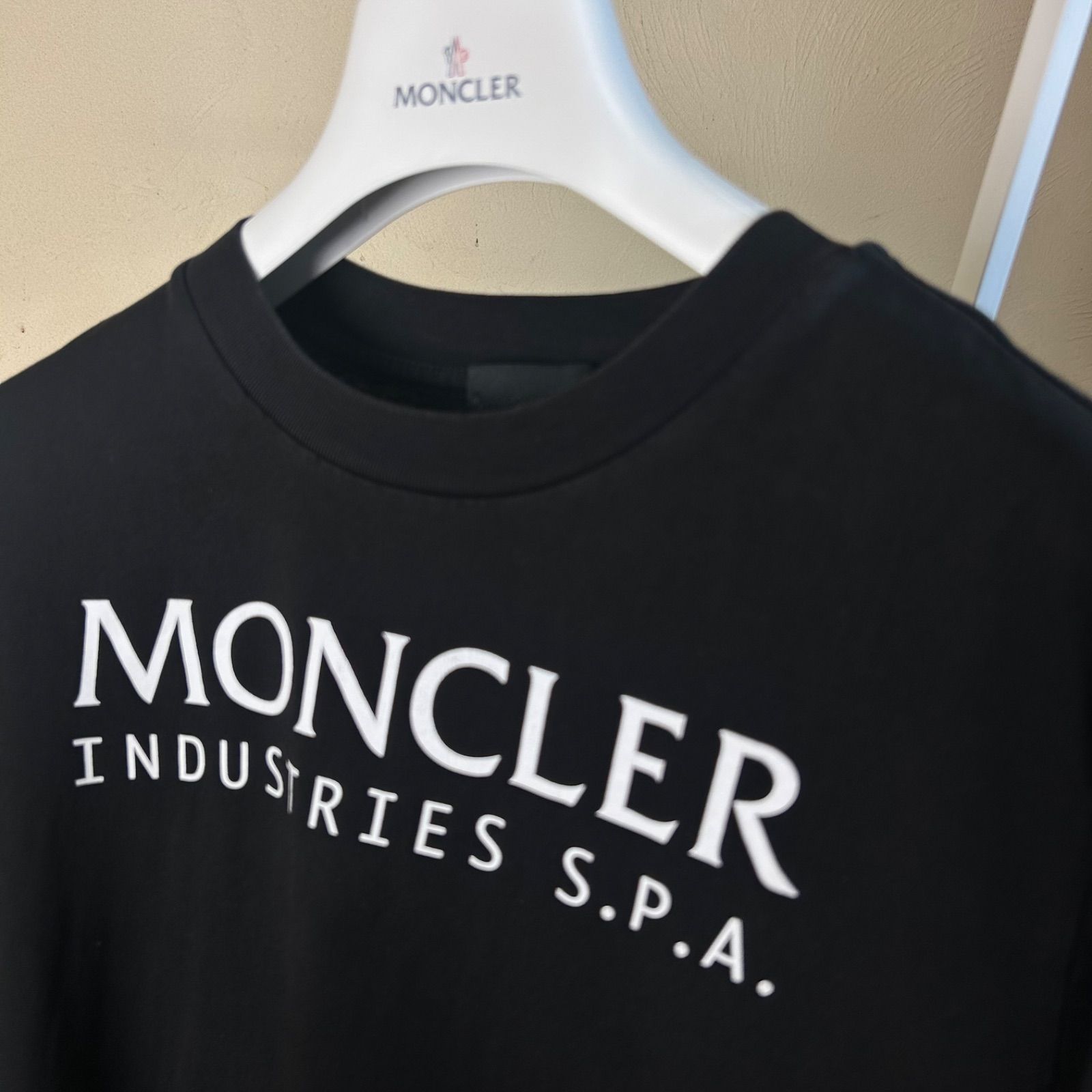 【美品】 MONCLERモンクレールラバーワッペン半袖Tシャツ黒S 極美品新作】MONCLER モンクレール半袖Tシャツラバーワッペン黒XS