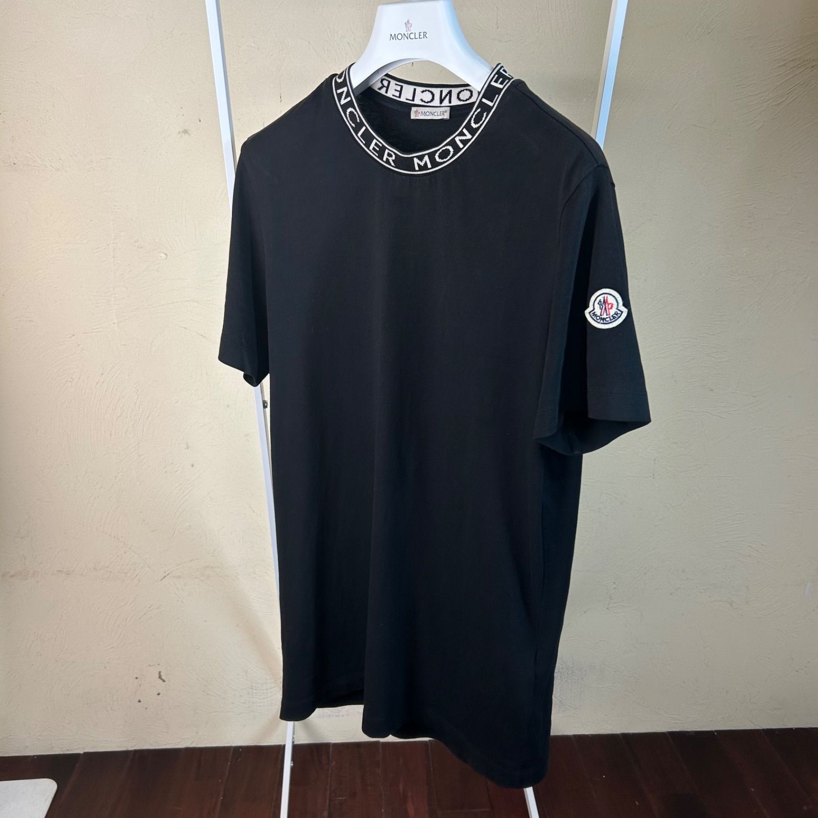 人気モデル】 MONCLER モンクレール襟レタリング半袖Tシャツ黒 xs