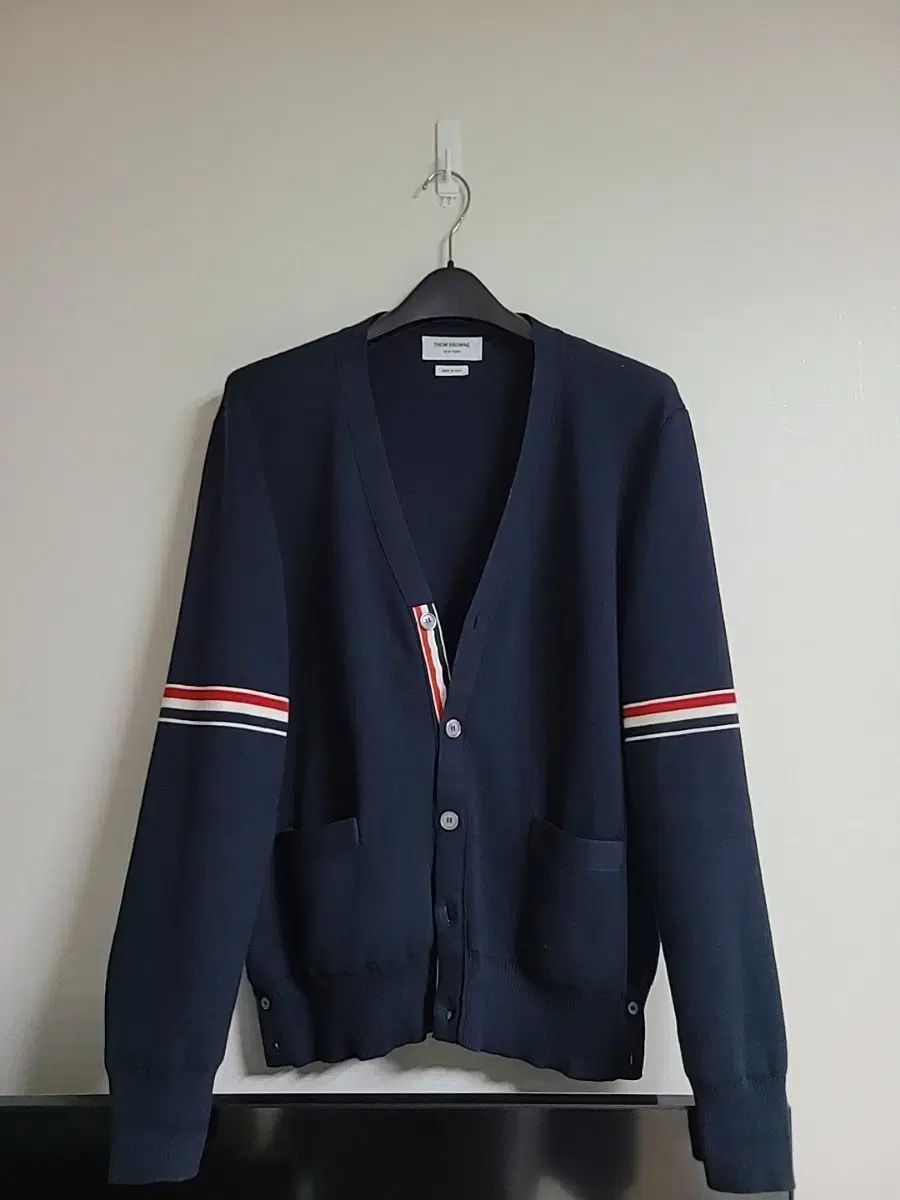 デパート ハングルタグ Thom Browne トム ブラウン ミラノステッチ ダブル 袖ストライプ シグネチャー ライニング カーディガン