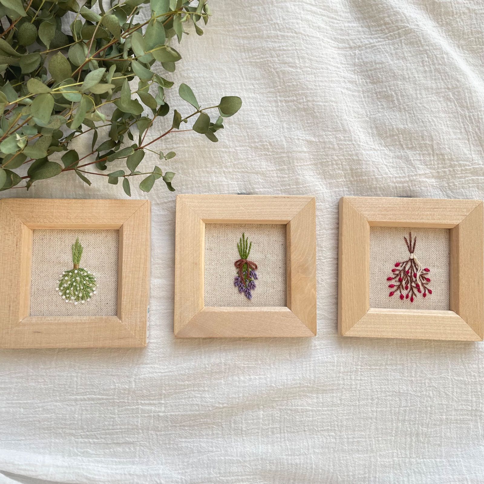 まあるい かすみ草 スワッグ 刺繍フレーム インテリア 置物 手刺繍