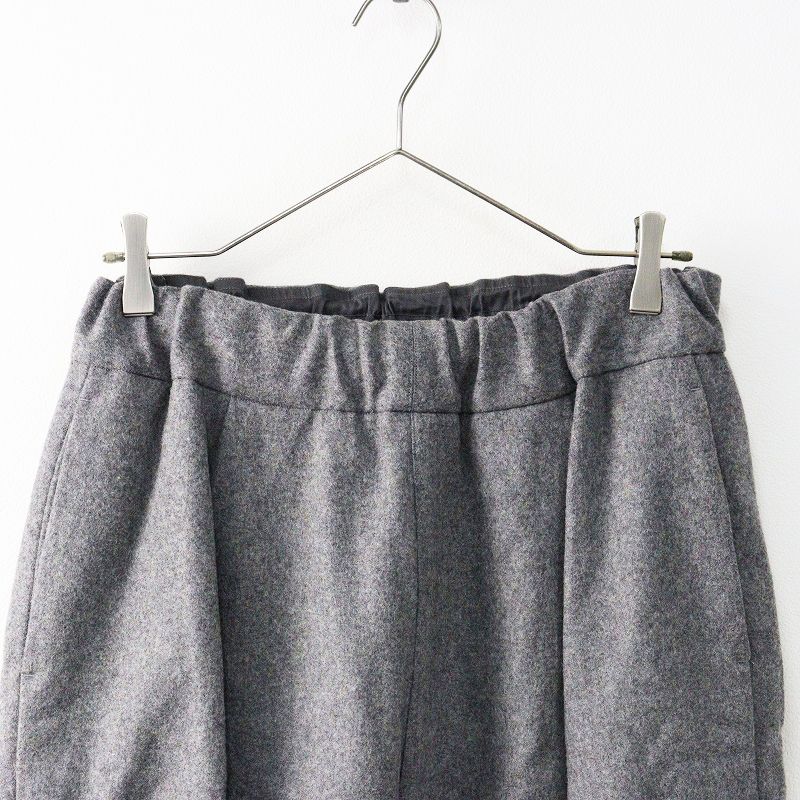 グレー ボトムス