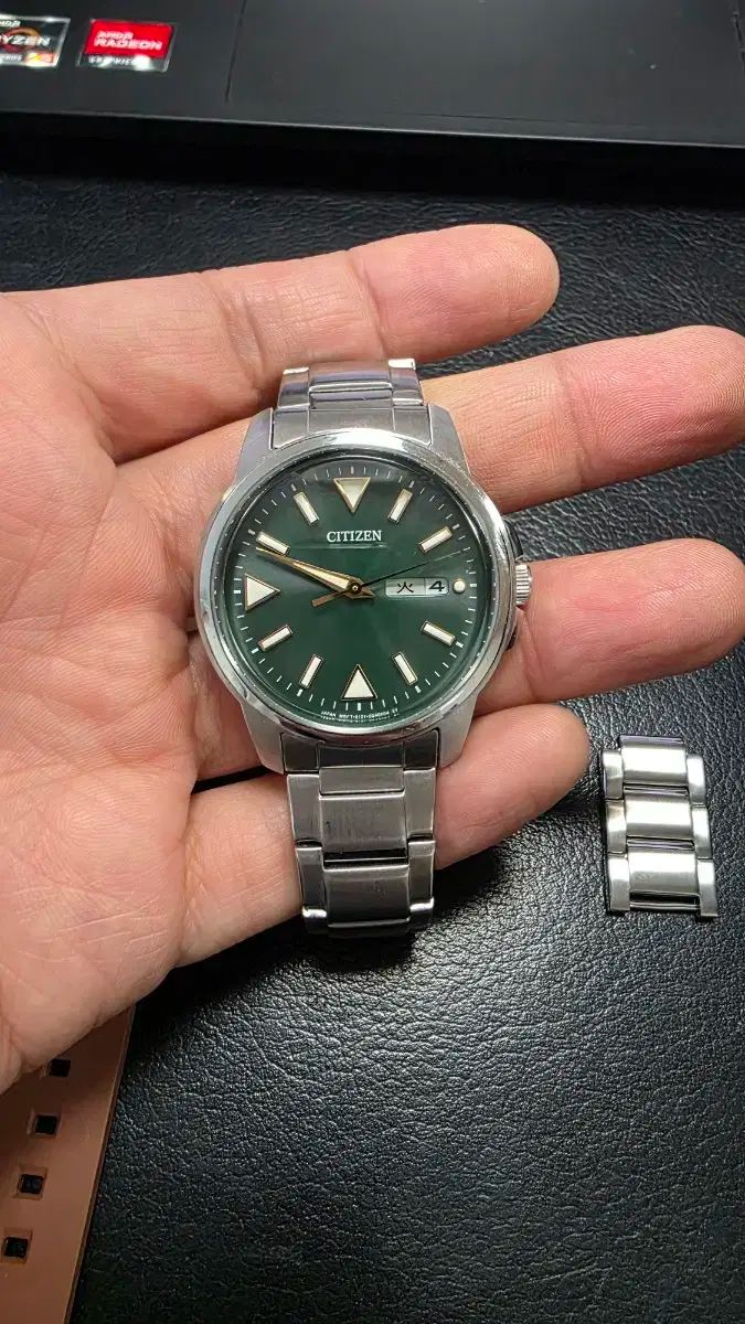 シチズン BM 8180 71 W メンズ時計 ツールウォッチ