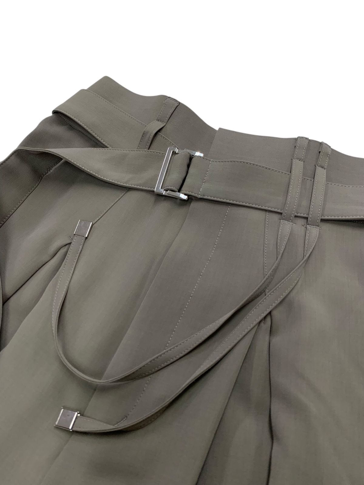 カーキグリーン