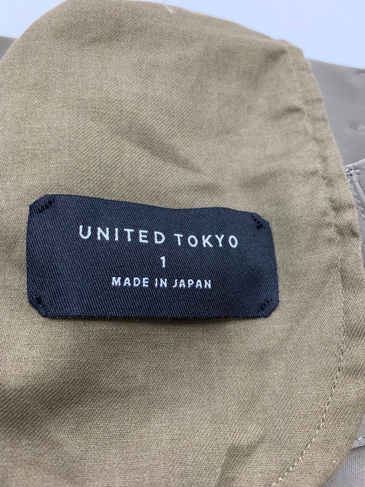 1 カーキグリーン