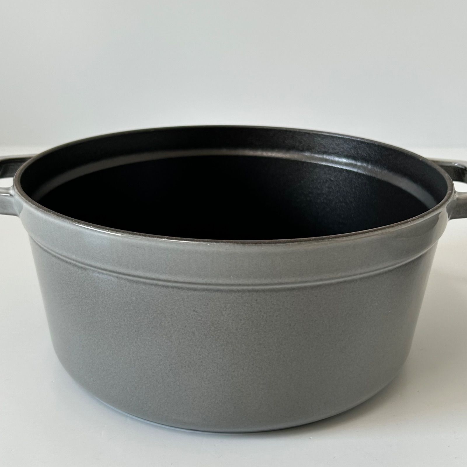STAUB ストウブ 26cm 両手鍋 ココット ラウンド グレー 鋳物 ホウロウ WWW_OPDRERGINERDOGAN_COM
