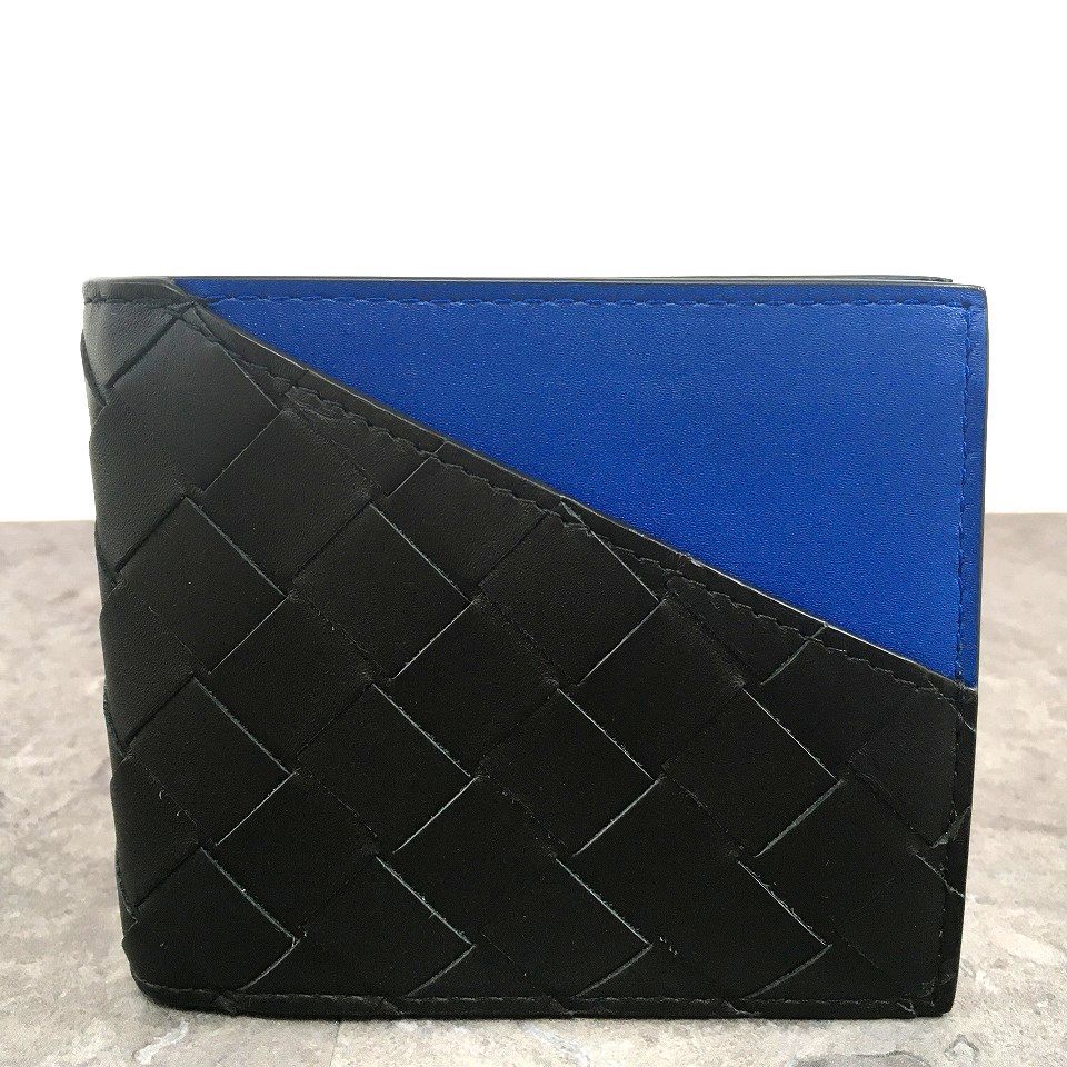 極美品 BOTTEGAVENETA 二つ折り財布 ラムスキン 198 377 送料込み！ 極美品 BOTTEGAVENETA 二つ折り財布 ブラック ブルー