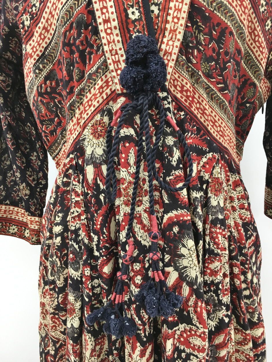 【ANOKHI】エスニックマキシ丈ドルマンスリーブ　タックフレアロングワンピース ANOKHI】エスニックマキシ丈ドルマンスリーブ タックフレアロング