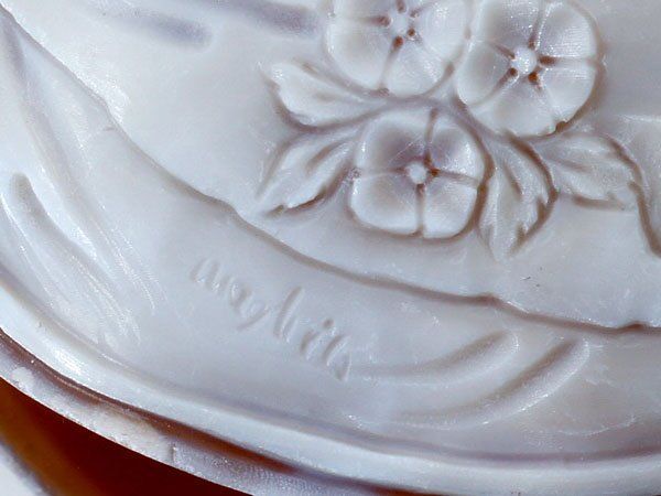 1円～【ジュエリー極】作家品サイン有り 荘厳な情景 高級シェルカメオルース 59.7mm×45mm！ h1434v【送料無料】 ジュエリー極作家品サイン有 素敵な花の彫刻 高級シェルカメオルース