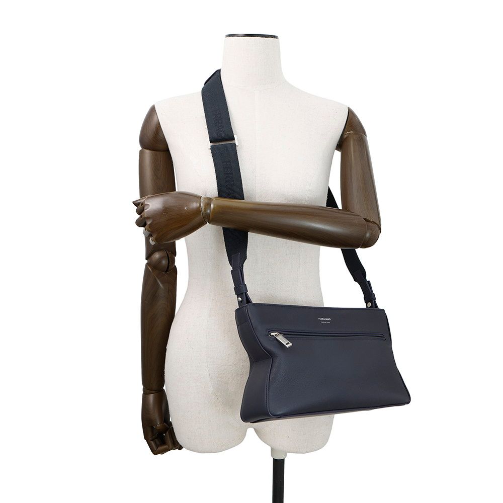 サルヴァトーレ・フェラガモ ショルダーバッグ スターシェイプポーチ