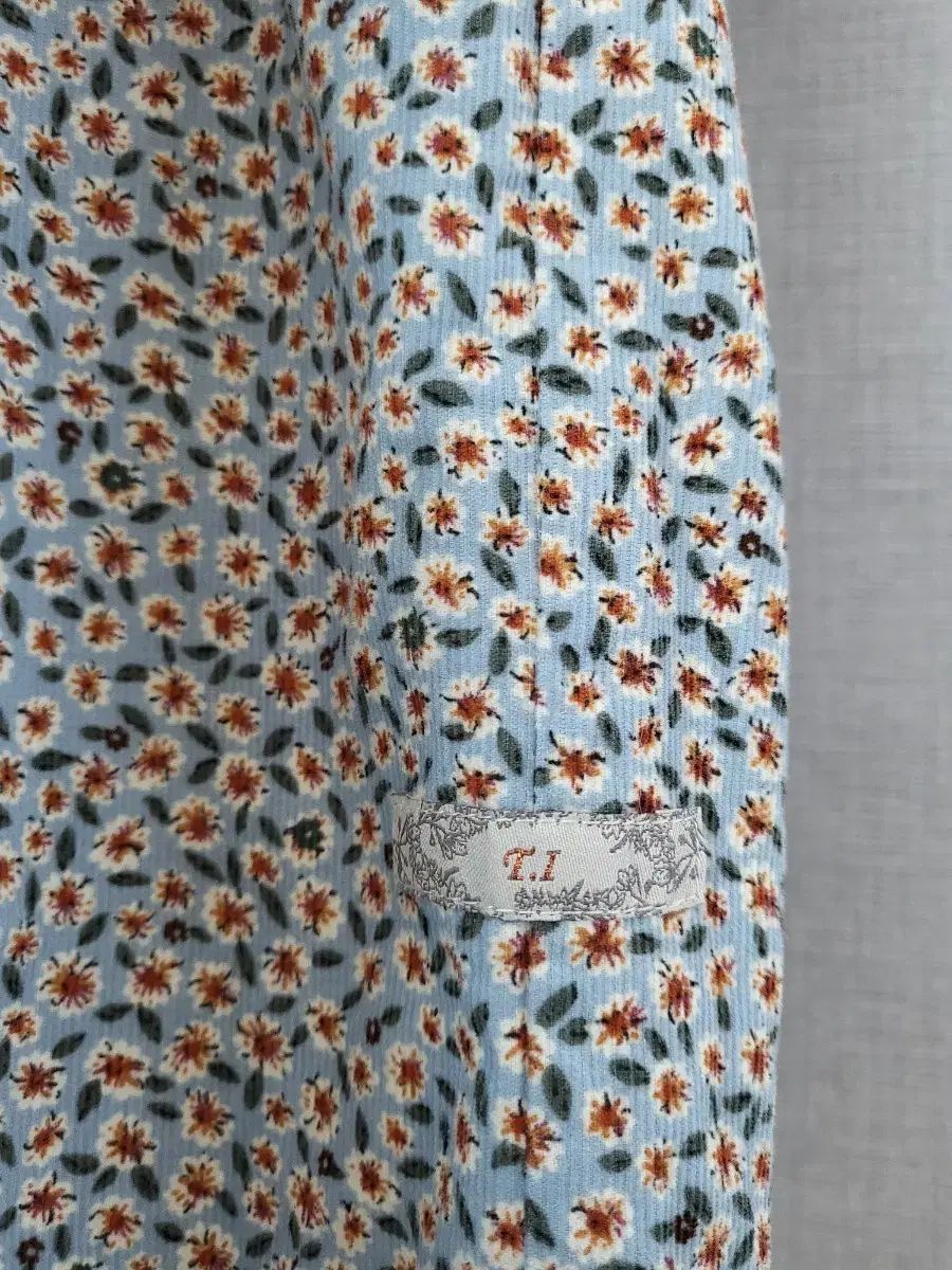 サースデーアイランド ボリューム袖