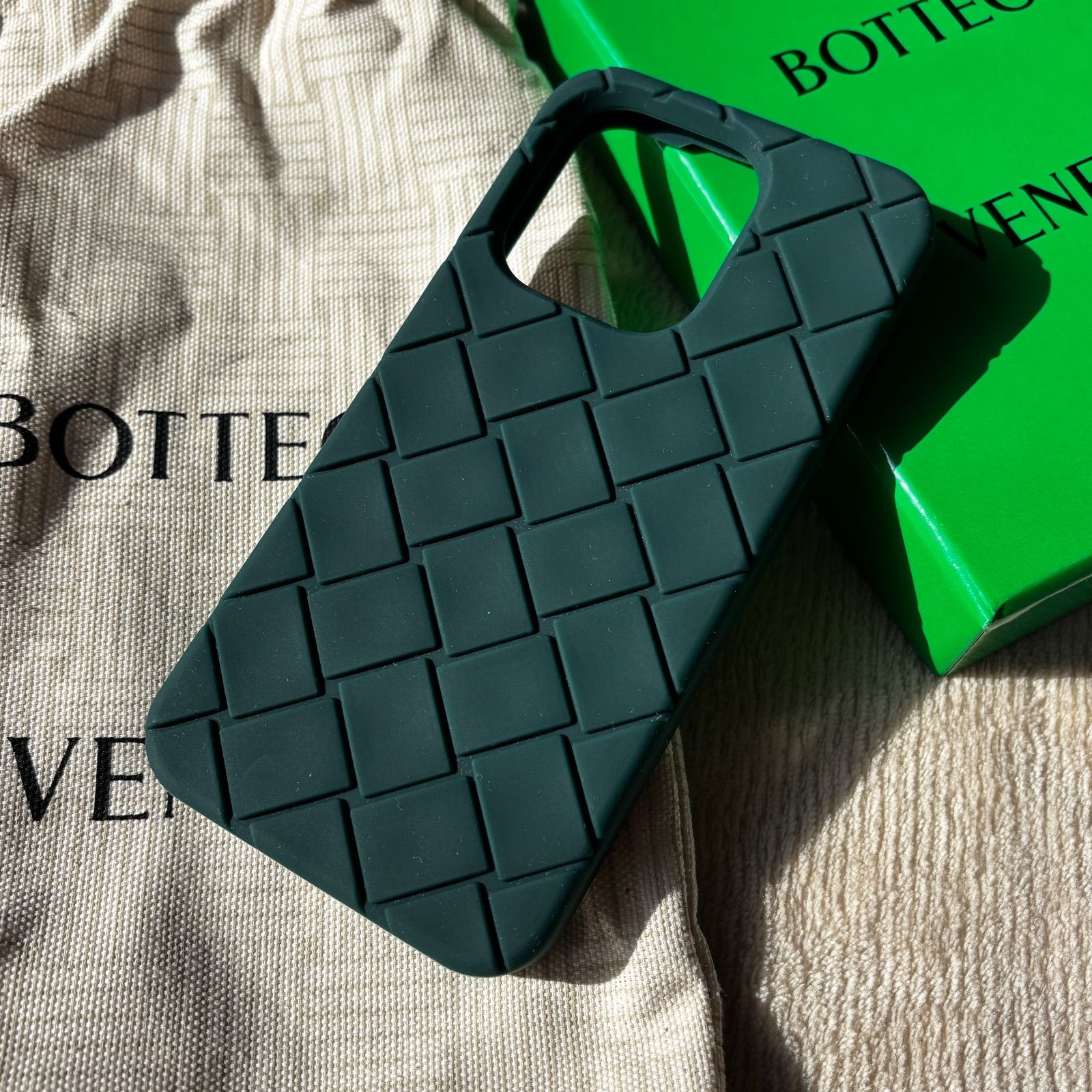 Bottega Veneta iPhone15proケース ダークグリーン