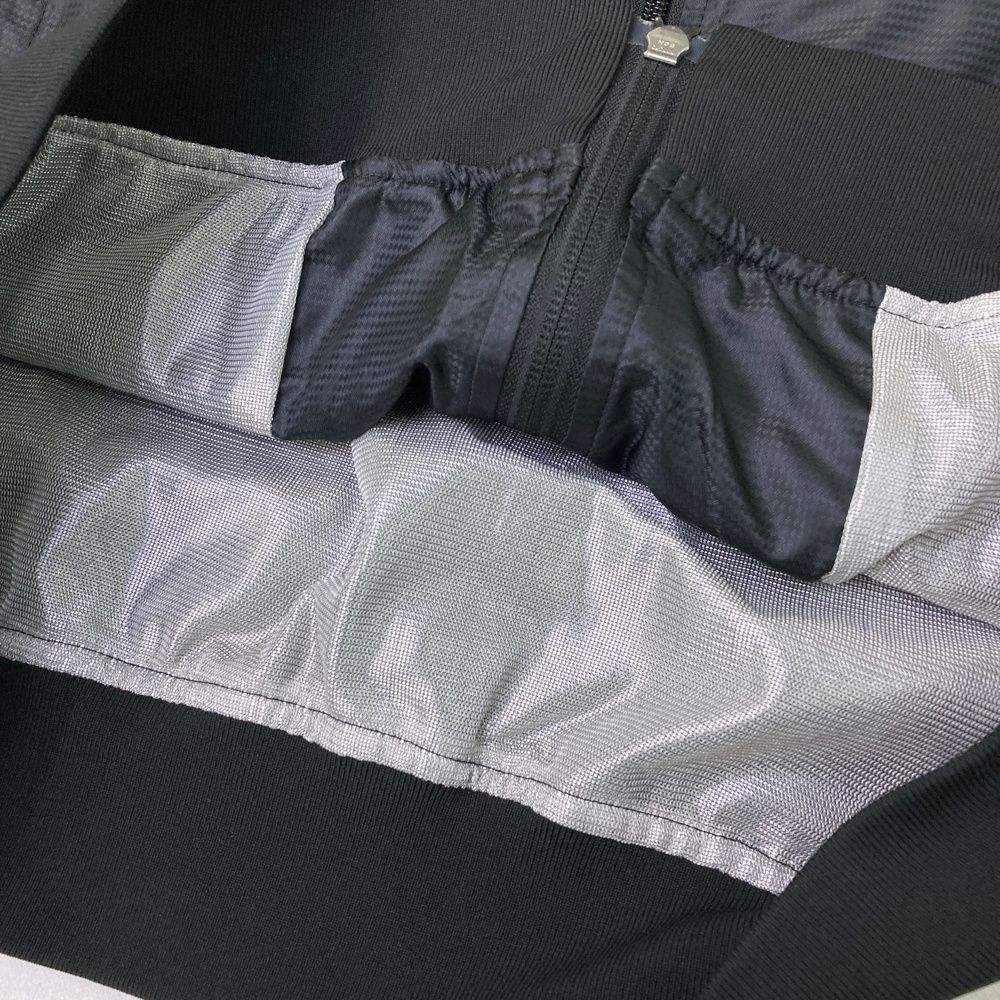 新品 パーリーゲイツ ナイロンジャケット 背面ロゴ ブラック Mサイズ（4） 新品 パーリーゲイツ ナイロンジャケット 背面ロゴ ブラック Mサイズ