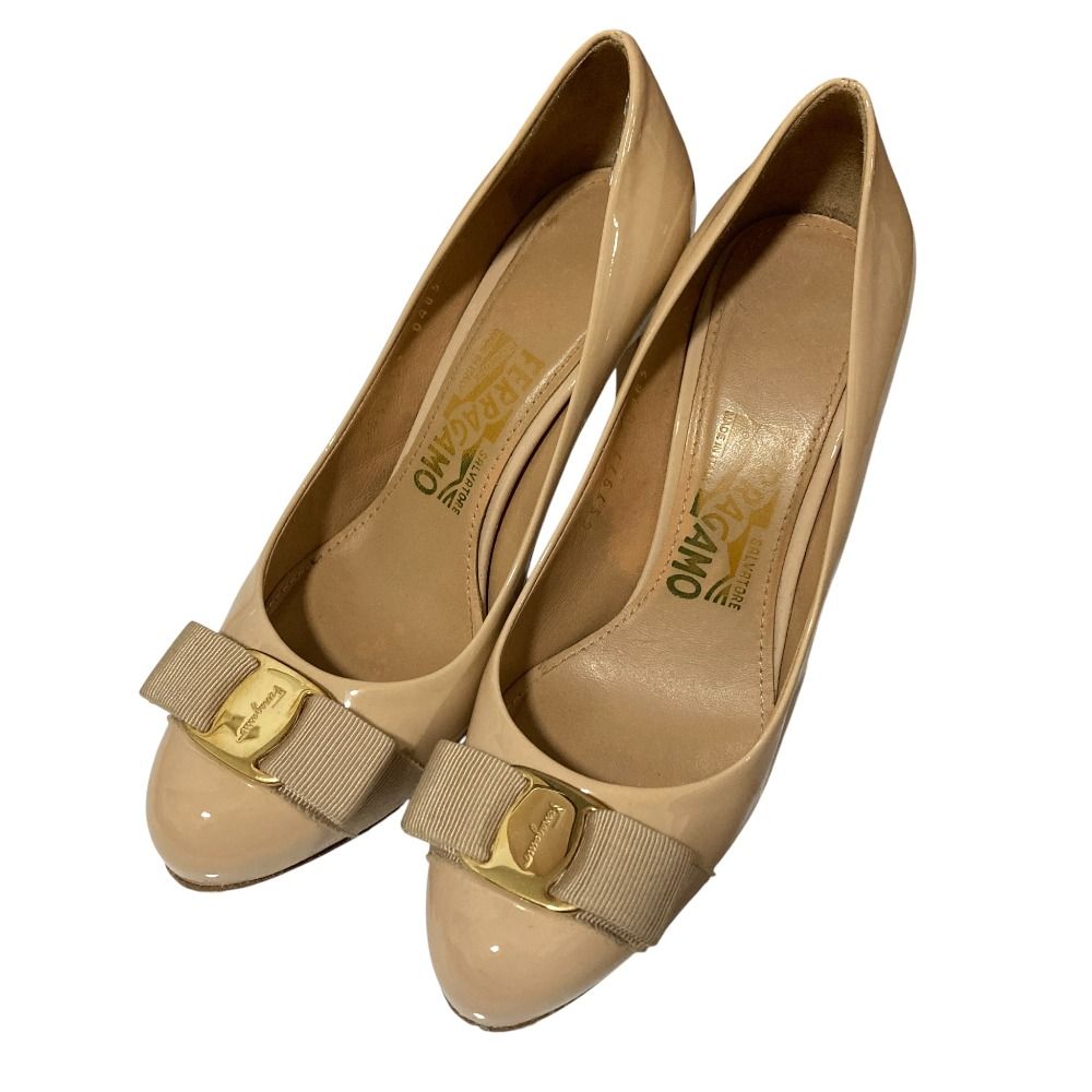Salvatore Ferragamo サルヴァトーレフェラガモ ヴァラリボン パテントレザー パンプス サイズ5.5 23 cm相当 ベージュ レディース 古着