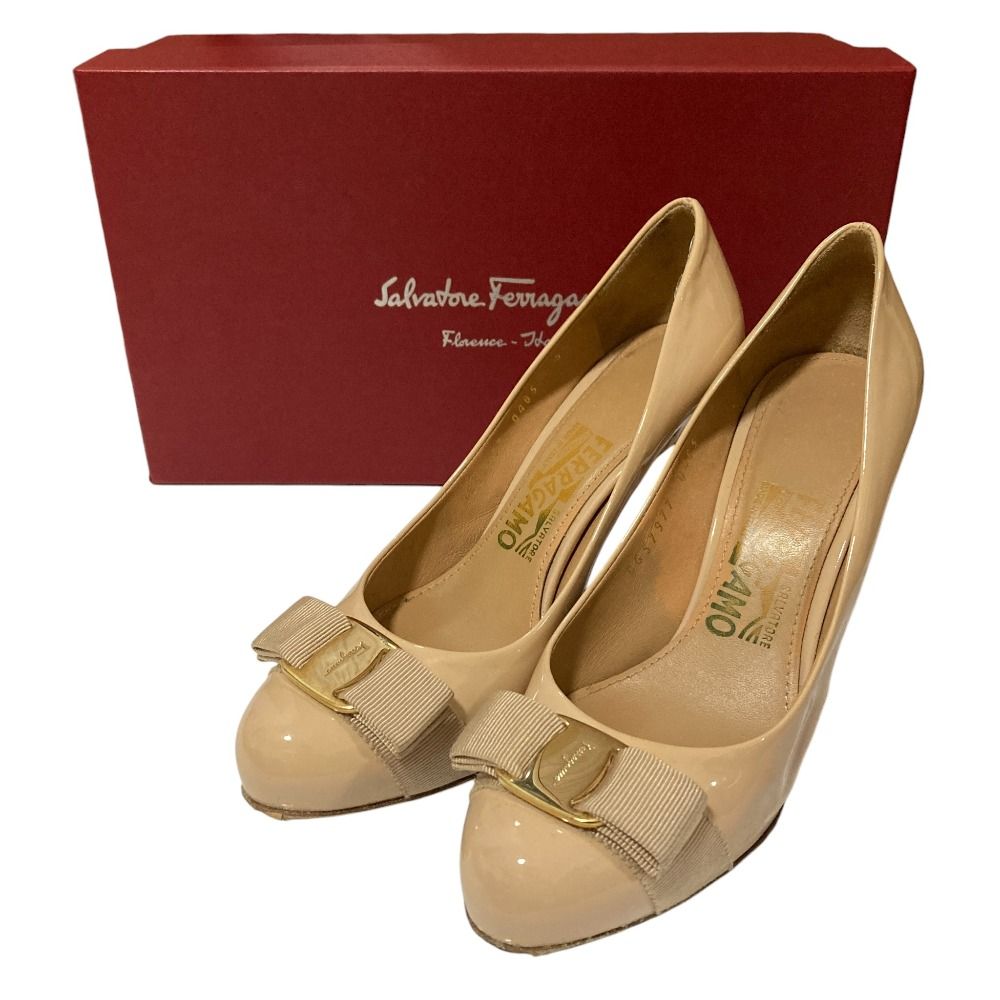 Salvatore Ferragamo サルヴァトーレフェラガモ ヴァラリボン パテントレザー パンプス サイズ5.5 23 cm相当 ベージュ レディース 古着