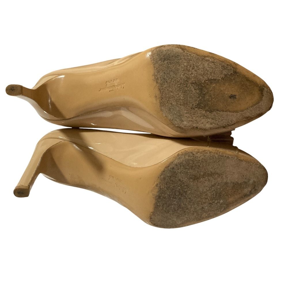  Salvatore Ferragamo サルヴァトーレフェラガモ ヴァラリボン パテントレザー パンプス サイズ5.5 23 cm相当 ベージュ レディース 古着 ハイヒール パンプス パンプス