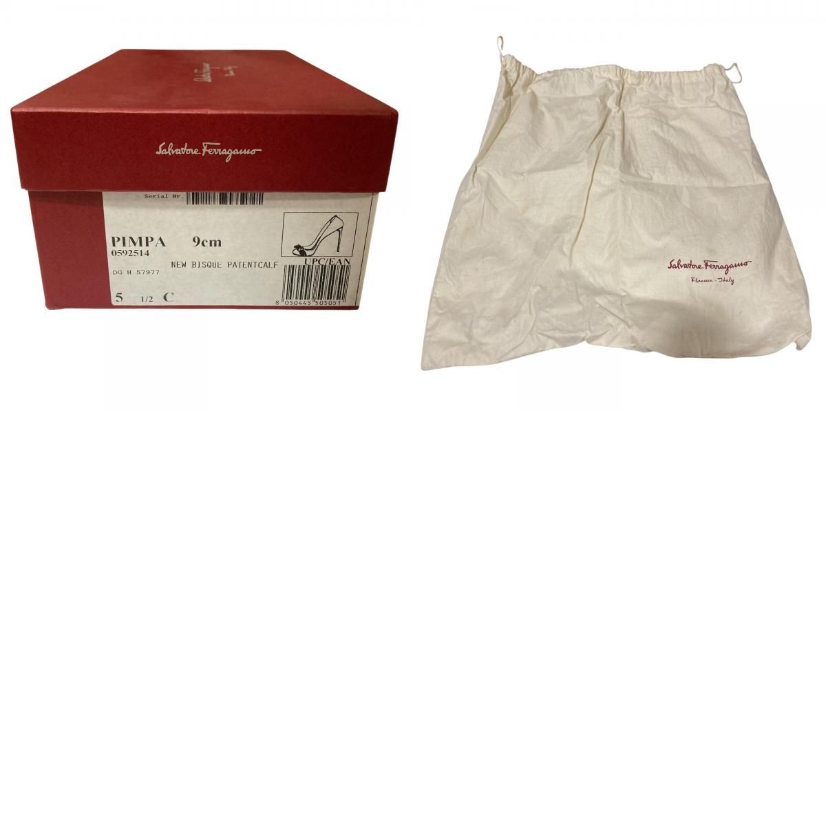 サルヴァトーレフェラガモ ヴァラリボン