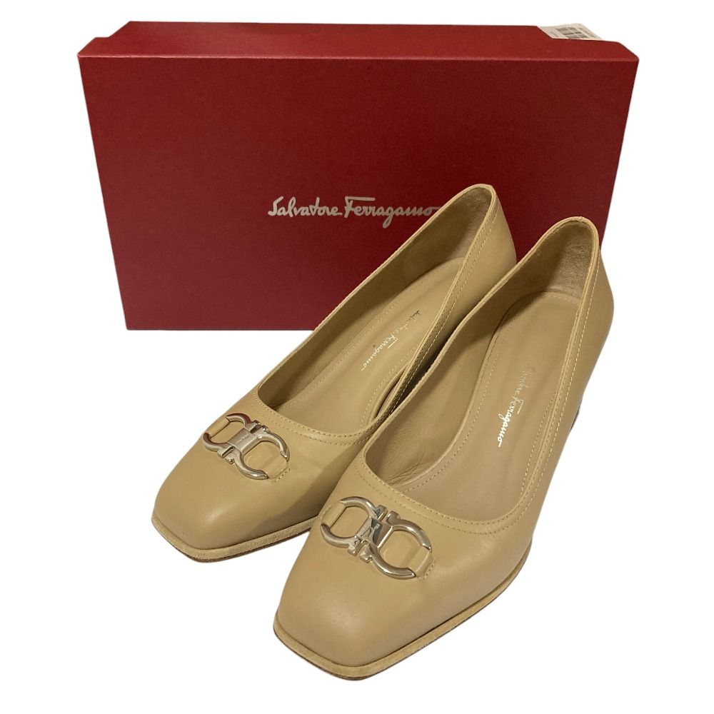 Salvatore Ferragamo サルヴァトーレフェラガモ ガンチーニ ヒール パンプス サイズ8 25 cm相当 ベージュ レディース 古着