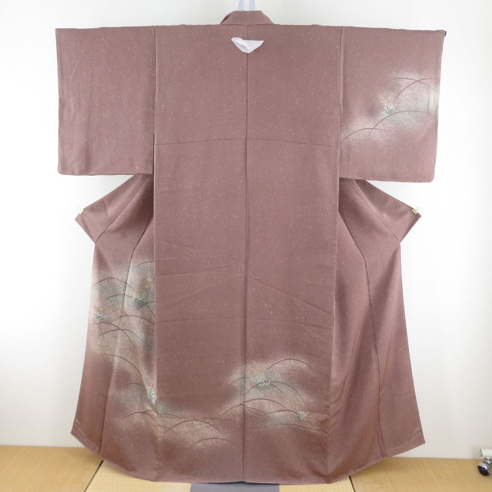 付下げ 袷 茶色x薄緑色 タタキ染め 刺繍入り 芝に葉紋様 一つ紋入り