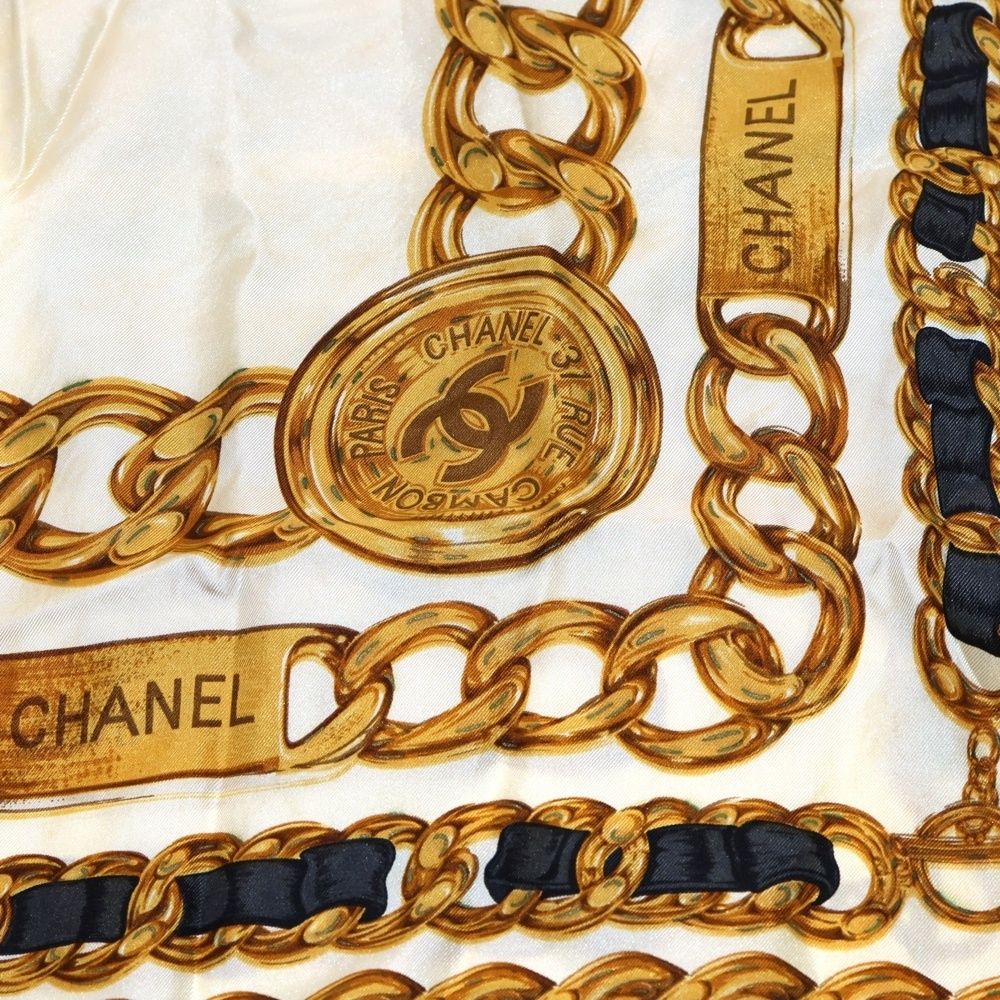 美品　ココマーク　CC アクセサリー柄　スカーフ　大判　ベージュ　シャネル CHANEL (シャネル) ココマーク チェーンデザイン 大判シルクスカーフ