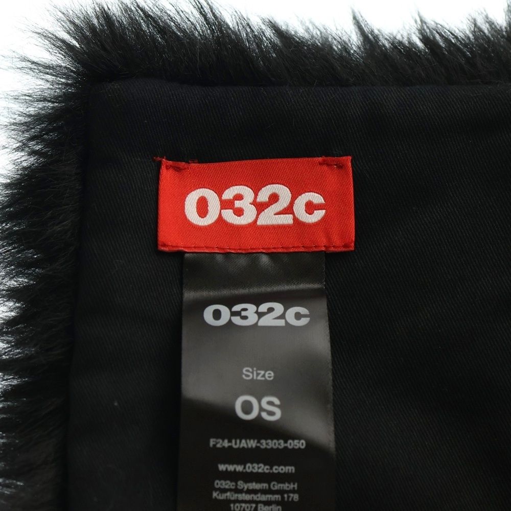 032c ゼロスリーツーシー 24AW Anti-Gauguin Faux Fur Scarf ロゴデザイン フェイクファー スカーフ ブラック F24-UAW-3303-050 WWW_SMP1DAWEKUDUS_SCH_ID