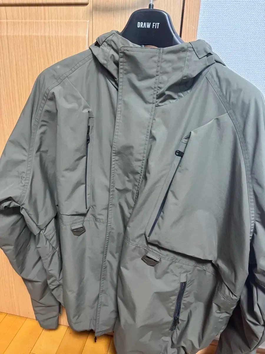 2 アンダーマイカー x アトモス サマディ アッシュタンガ シェル パーカ BRONN グリーン