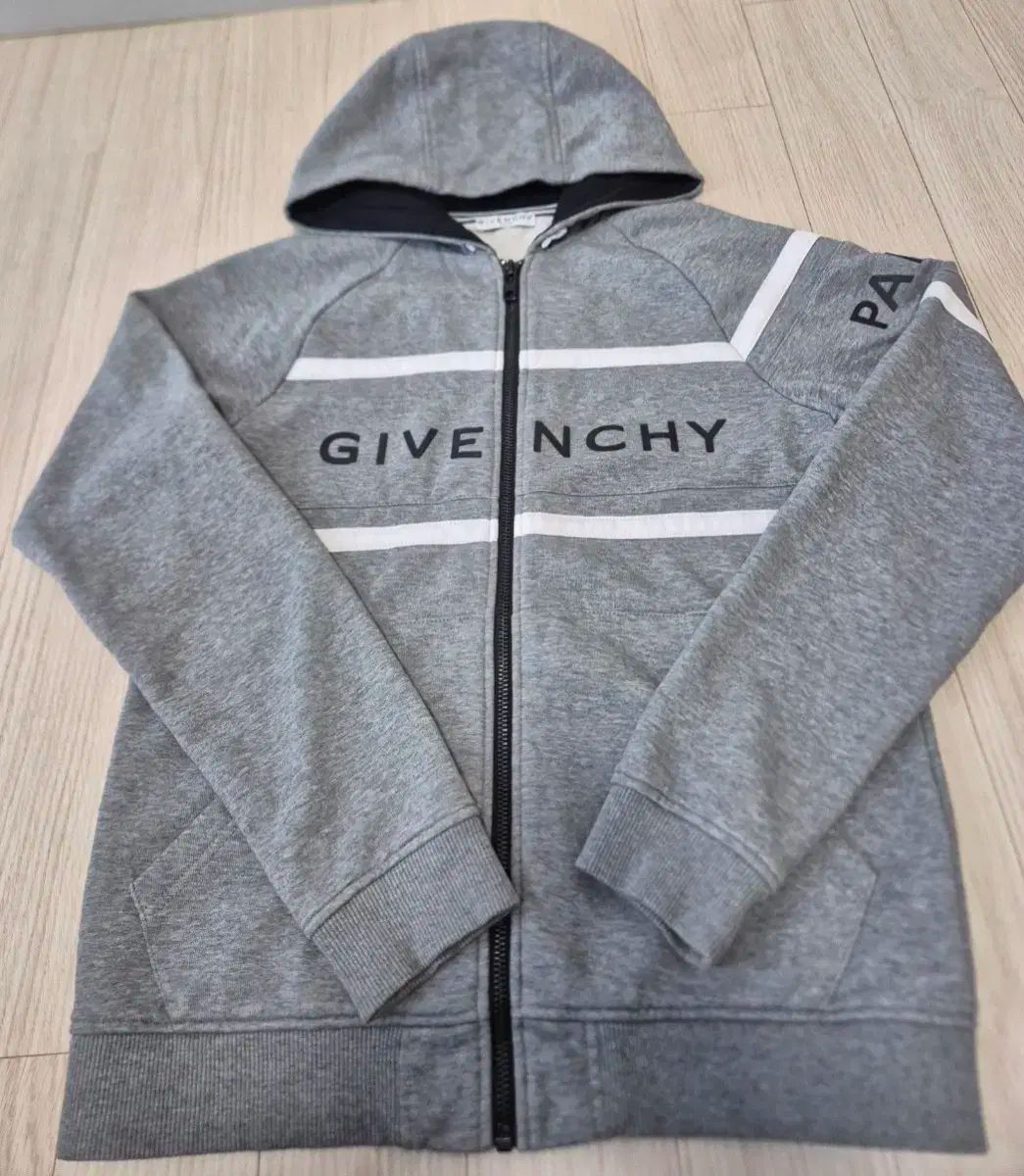 ジバンシィ キッズ グレー WHO ジップアップ