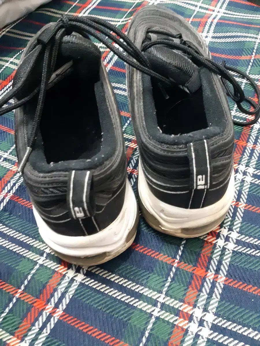 価格内訳 先着順 NIKE 300ミリ スニーカー