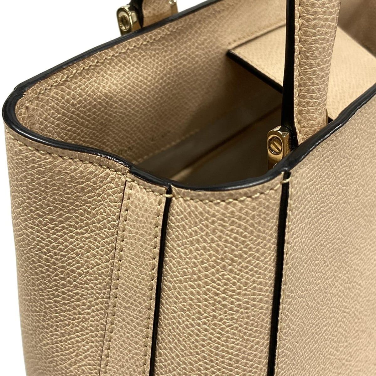 トリエンナーレ ベージュ