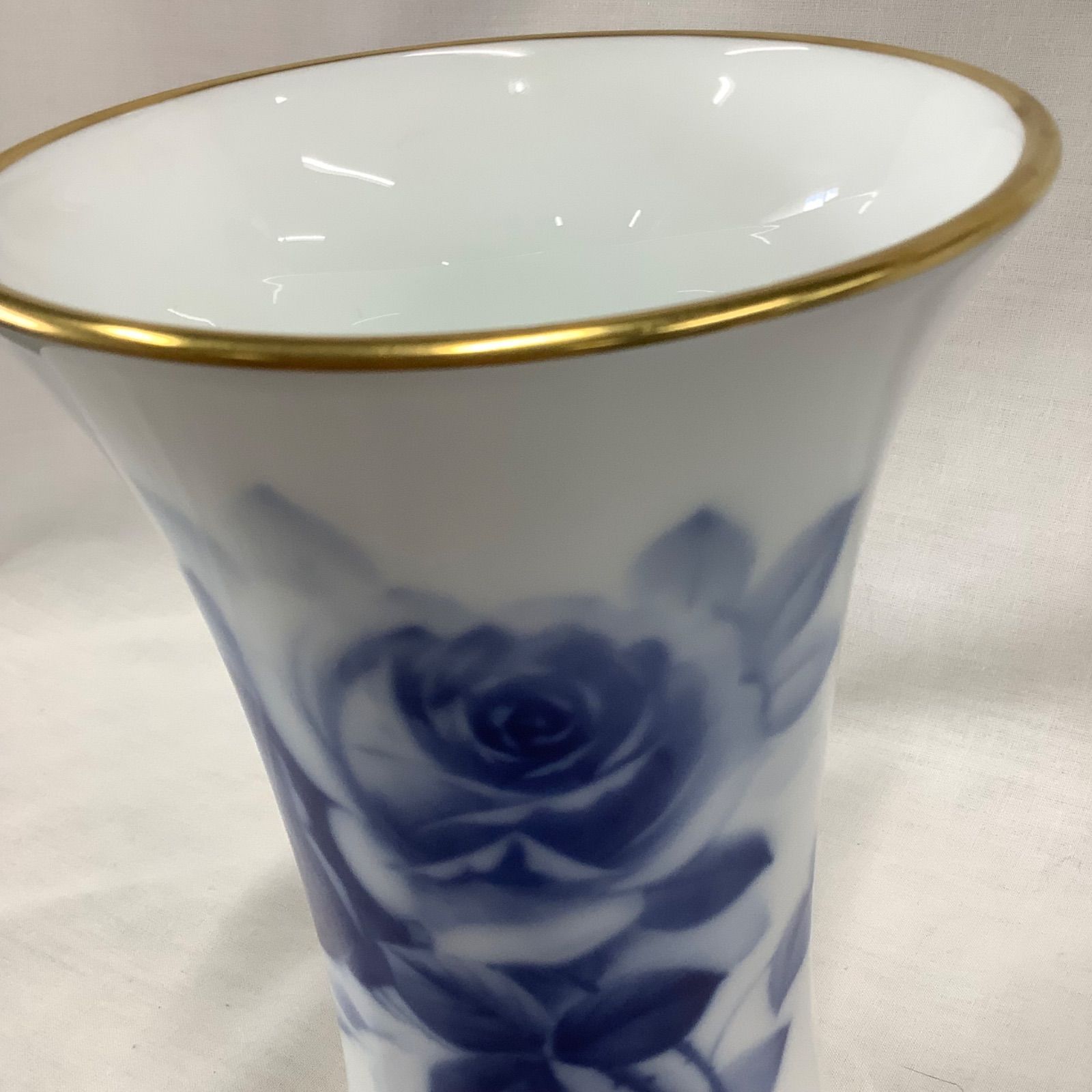 大倉陶園　ブルーローズ 花瓶　　　　　　　　　　フラワーベース　金彩　(中古品) 大倉陶園 ブルーローズ 花瓶 フラワーベース 金彩 (中古品) - メルカリ