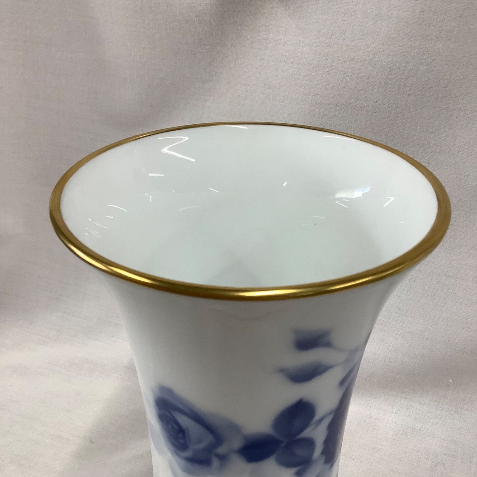 大倉陶園　ブルーローズ 花瓶　　　　　　　　　　フラワーベース　金彩　(中古品) 大倉陶園 ブルーローズ 花瓶 フラワーベース 金彩 (中古品) - メルカリ