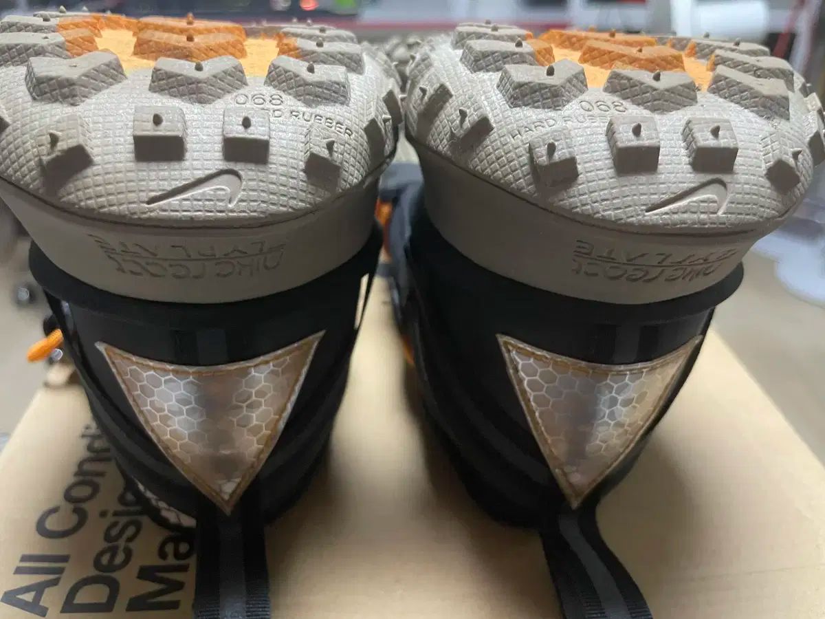 ナイキ ACG マウンテン フライ ロー フォッシル ストーン 280