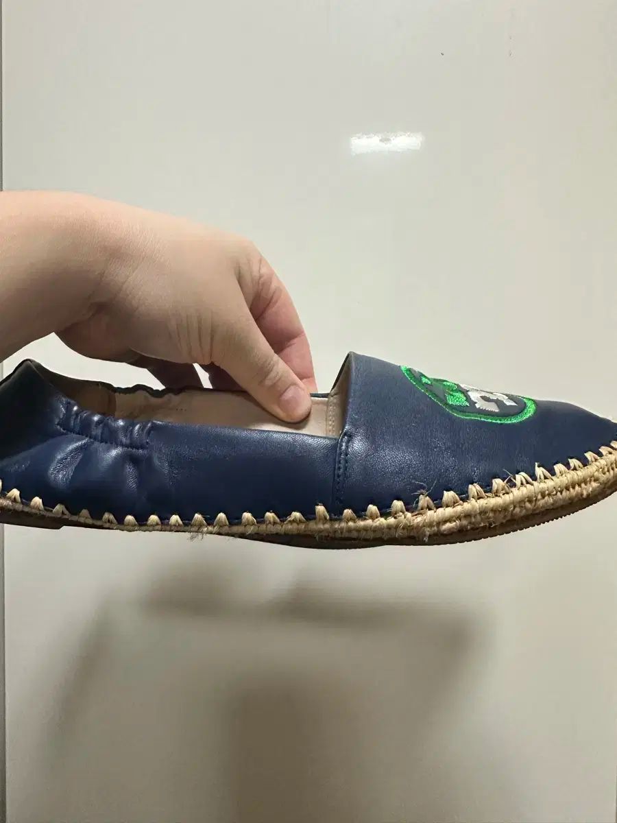 トリーバーチ ネイビー ロゴ フラット シューズ