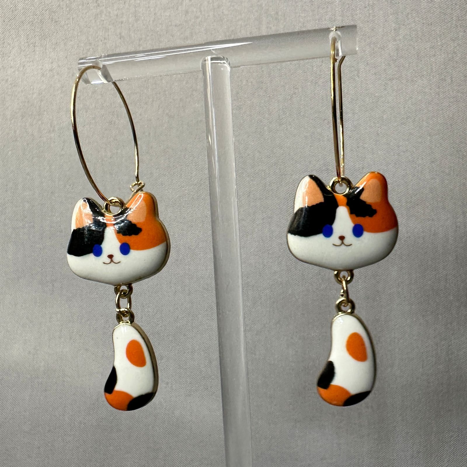ピアス】送料無料 ミケ 猫ピアス ゆらゆら ハンドメイドアクセサリー