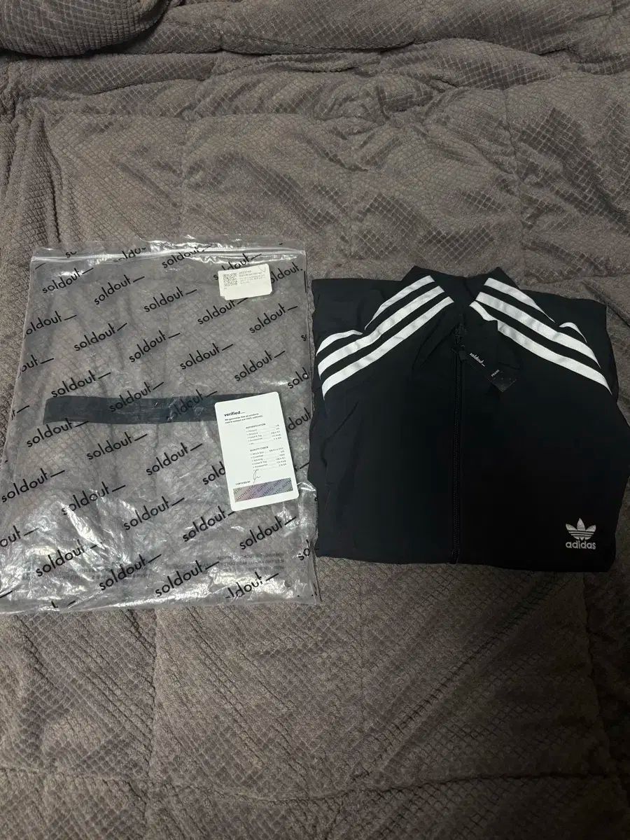 US S アディレニウム オーバーサイズ トラックジャージ ブラック