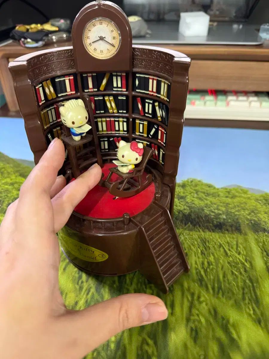 希少　ハローキティ 図書館風古時計 レトロキティー hello kitty(ハローキティ) 図書 時計 - メルカリ