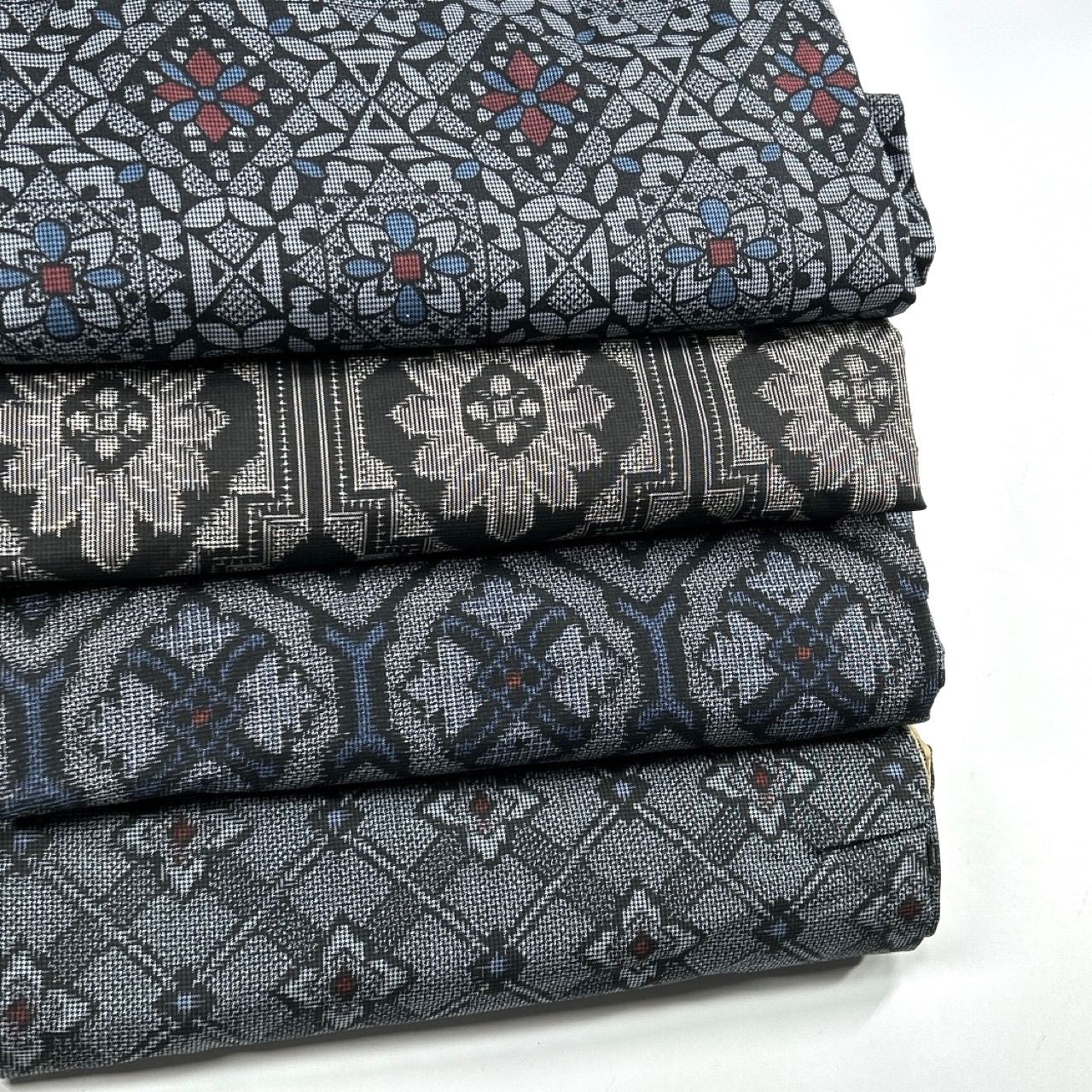 しつけの掛かった新品の村山大島紬で しつけの掛かった新品の村山大島紬で しつけの掛かった新品の村山